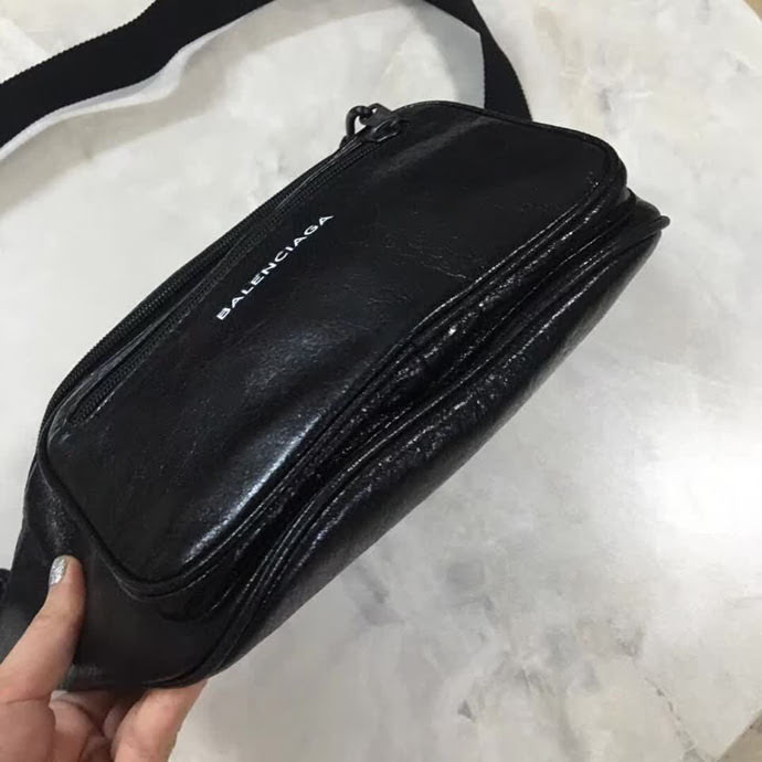 BALENCIAG巴黎世家 專櫃同步更新 帆布胸包腰包 進口牛皮 前面拉鏈袋口 簡約兩用包  BL1385